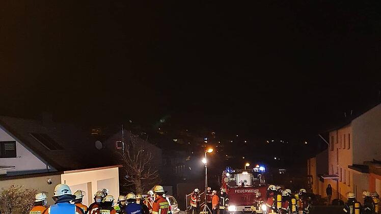 Ebermannstadt: Großaufgebot der Feuerwehr: zehn Einsatzfahrzeuge wegen Kellerbrand