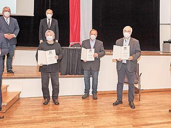 Die drei B&uuml;rgermeister Wolfgang Metzner, Andreas Starke und Jonas Gl&uuml;senkamp (r.) gratulierten Christian Lange, Elfriede Eichfelder, Michael Bosch und Wolfgang Grader zur Ehrung durch den Freistaat Bayern (mit Urkunden, von links).