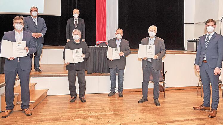 Die drei Bürgermeister Wolfgang Metzner, Andreas Starke und Jonas Glüsenkamp (r.) gratulierten Christian Lange, Elfriede Eichfelder, Michael Bosch und Wolfgang Grader zur Ehrung durch den Freistaat Bayern (mit Urkunden, von links).
