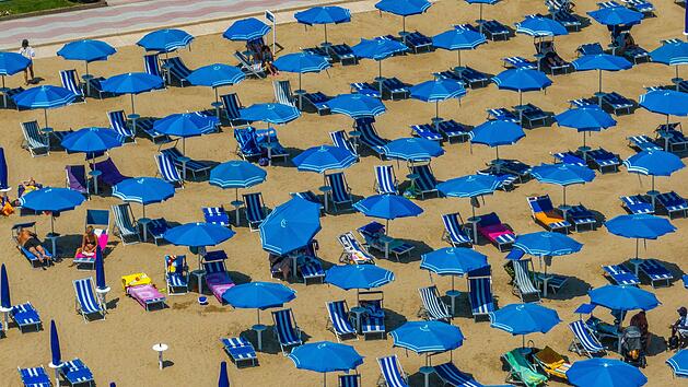 Italien, Jesolo in der Nähe von Bibione. Lido di Jesolo, oder Jesolo Lido, ist der Strandbereich der Stadt Jesolo in der Provinz Venedig, Luftaufnahme mit Sandstrand, Italy, Jesolo near Bibione. Lido di Jesolo, or Jesolo Lido, is the beach area of the city of Jesolo in the province of Venice, Aerial View with sandy beach and with an endless parasols