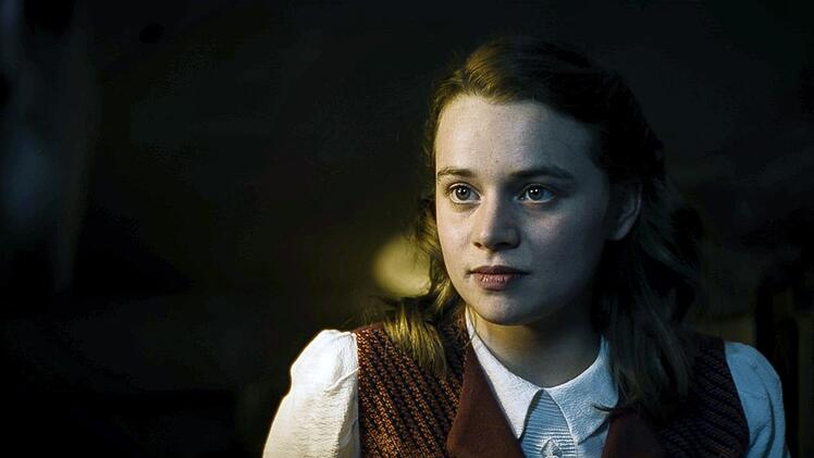 Gerda (Luna Wedler) hat es Cioma angetan. Sie werden ein Paar, doch Freunde warnen den Verliebten vor der jungen Frau.