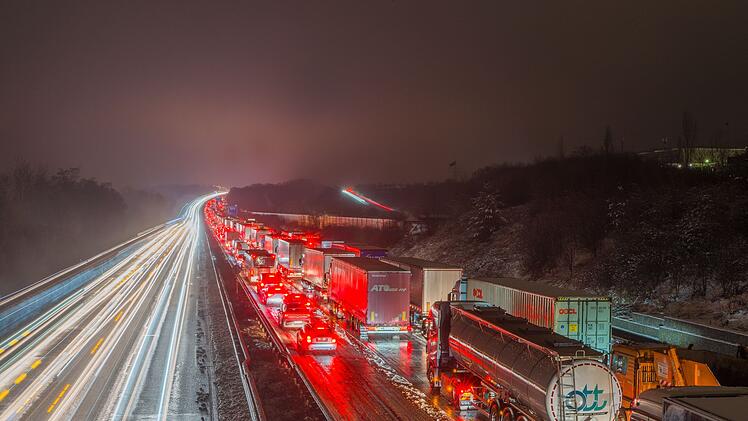 Verkehrsstau nach Wintereinbruch in Hessen