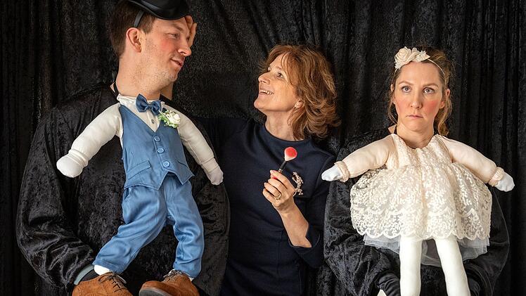 Renate (Victoria Trauttmansdorff, Mitte) plant f&uuml;r ihren Sohn Nils (Johannes Kienast) und Inka (Nikola Kastner) die perfekte Traumhochzeit. Dazu geh&ouml;ren nat&uuml;rlich auch witzige Hochzeitsfotos.