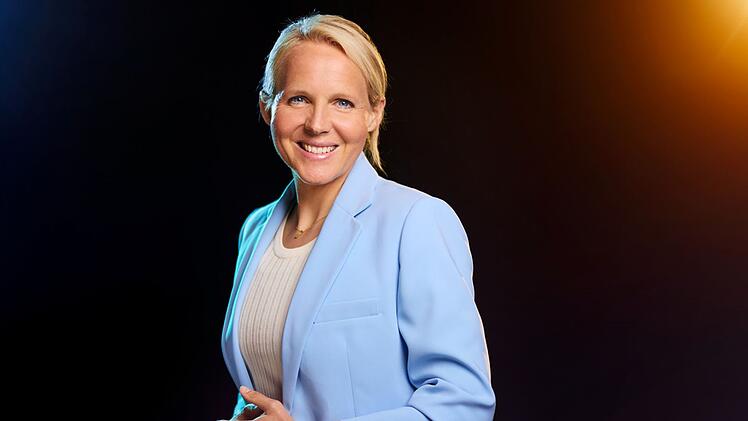 Friederike "Fritzy" Kromp gilt als eine der am besten ausgebildeten Fu&szlig;balltrainerinnen Deutschlands. Ab Donnerstag, 11. Juni, bildet die 41-J&auml;hrige mit Christoph Kramer und Per Mertesacker wieder das ebenso launige wie bew&auml;hrte Fu&szlig;ball-Expertentrio im ZDF.