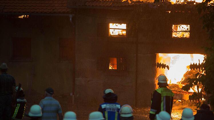 Am Dienstagnachmittag (06.08.2013) kam es in Aha zu einem Vollbrand einer Scheune. Der Brand wurde durch einen Blitzschlag ausgeloest. In der Scheune befanden sich zahlreiche Rinder, die aber noch rechtzeitig aus den Flammen befreit werden konnten. Personen kamen nach ersten Aussagen nicht zu Schaden. Insgesamt waren 150 Feuerwehrleute im Einsatz. Foto: News5 / Goppelt