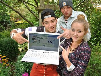 Nick Persch, Sebastian Oppelt und Anna Kloos: Die Facebook-Seite "Schönheit rund um Haßberge" wird ihnen nie langweilig. Dabei hat Nick noch ein anderes großes Hobby: Der Rapper war eben erst wieder beim Jubiläumsfest des Haßfurter Erlebnisbades aktiv. Fotos: kra/p