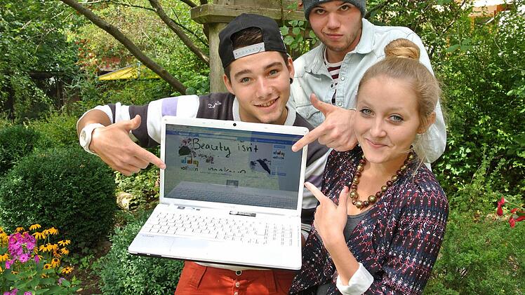 Nick Persch, Sebastian Oppelt und Anna Kloos: Die Facebook-Seite "Schönheit rund um Haßberge" wird ihnen nie langweilig. Dabei hat Nick noch ein anderes großes Hobby: Der Rapper war eben erst wieder beim Jubiläumsfest des Haßfurter Erlebnisbades aktiv. Fotos: kra/p