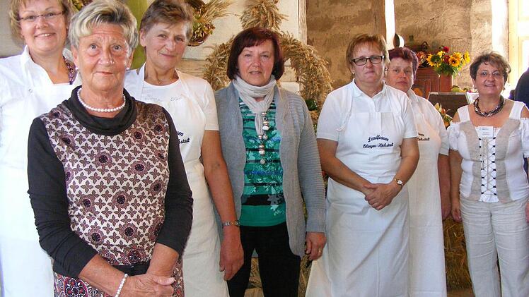 Die Landfrauen Petra Eckart, Marianne Utz, Marga Hausmann, Monika Maid, Beate Drechsler und Kreisbäurerin Evi Derrer (von links) waren den ganzen Tag über im Einsatz.