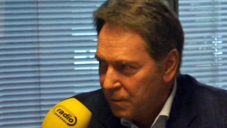 Michael Stoschek, Vorsitzender des Aufsichtsrates der Bamberger Basketball GmbH, in einem Exklusivinterview mit MGO-Chefredakteur Frank Förtsch und dem Geschäftsführer von Radio Bamberg, Mischa Salzmann. Screenshot: inFranken.de