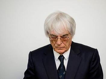 Formel-1-Chef Bernie Ecclestone kommt am 05.08.2014 in München ( im Landgericht München I nach einer Verhandlungspause in den Verhandlungssaal. Foto: Sven Hoppe/dpa
