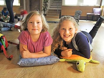 Teresa Schweiger (links) und Helin Sertm, beide neun, haben es sich gemütlich gemacht und genießen die Lesenacht auf der Kulmbacher Plassenburg.  Fotos: Sonja Adam