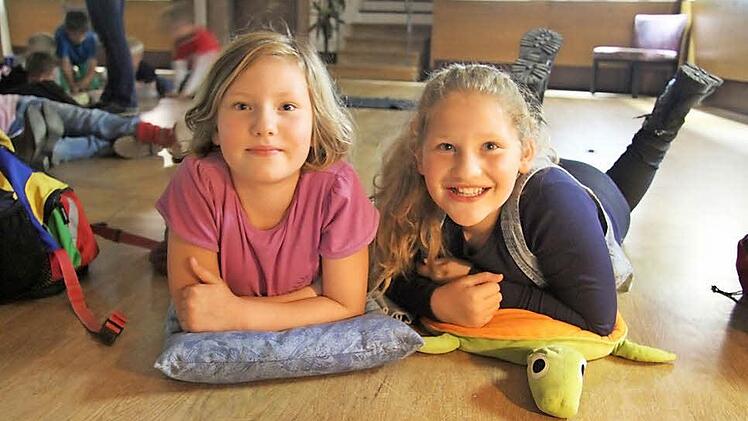 Teresa Schweiger (links) und Helin Sertm, beide neun, haben es sich gemütlich gemacht und genießen die Lesenacht auf der Kulmbacher Plassenburg.  Fotos: Sonja Adam