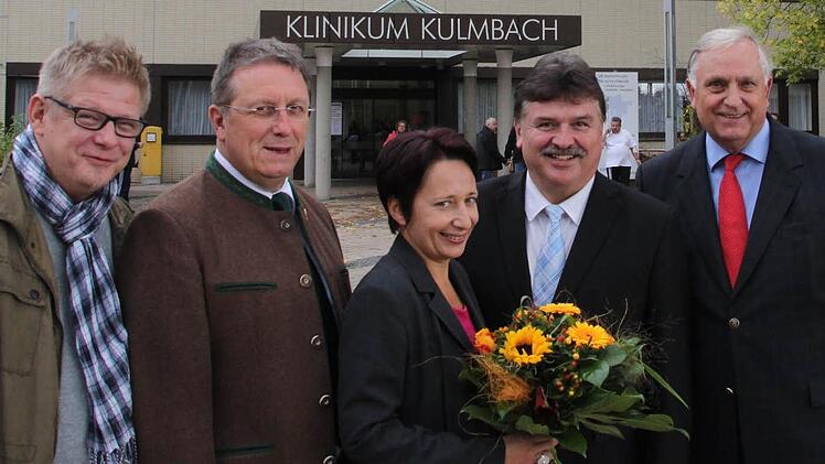 Brigitte Angermann wird die neue Geschäftsführerin des Kulmbacher Klinikums. Unser Bild zeigt sie mit (von links) Personalratsvorsitzendem Frank Wilzok, Oberbürgermeister Henry Schramm, Landrat Klaus Peter Söllner und dem scheidenden Geschäftsführer Herbert Schmidt. Foto: Jürgen Gärtner
