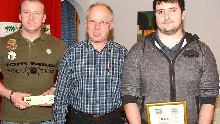 Den Wegepreis übergab Wegewart Ludwig Eichler (Mitte) an den HBV Rudendorf, den Mario Will (links) und Alexander Käb (rechts) vertraten.