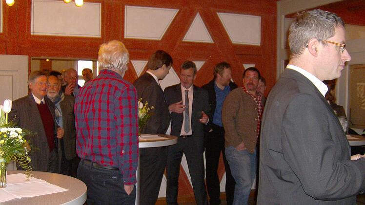 Nach dem offiziellen Teil nutzte man die Gelegenheit zum Gespräch. Foto: Petra Malbrich