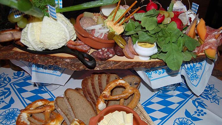 Erster Abend in der Oktoberfest-Hüttn.  Foto: Sigismund von Dobschütz