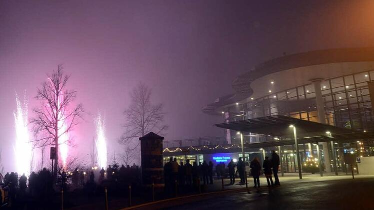 Nur bodennahes Feuerwerk war am Silvesterabend in Bad Kissingen gut zu sehen.  Foto: Peter Rauch