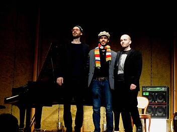 Nach Konzerten in Frankfurt und Wiesbaden in Bad Kissingen: das neue Klaviertrio des Pianisten David Helbock (links) mit Raphael Preuschl (Bass-Ukulele) und Reinhold Schmölzer (Schlagzeug). Foto: Gerhild Ahnert