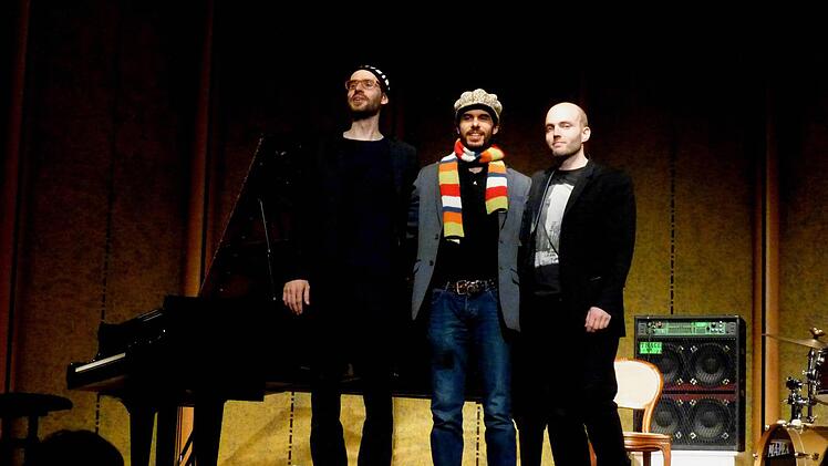 Nach Konzerten in Frankfurt und Wiesbaden in Bad Kissingen: das neue Klaviertrio des Pianisten David Helbock (links) mit Raphael Preuschl (Bass-Ukulele) und Reinhold Schmölzer (Schlagzeug). Foto: Gerhild Ahnert