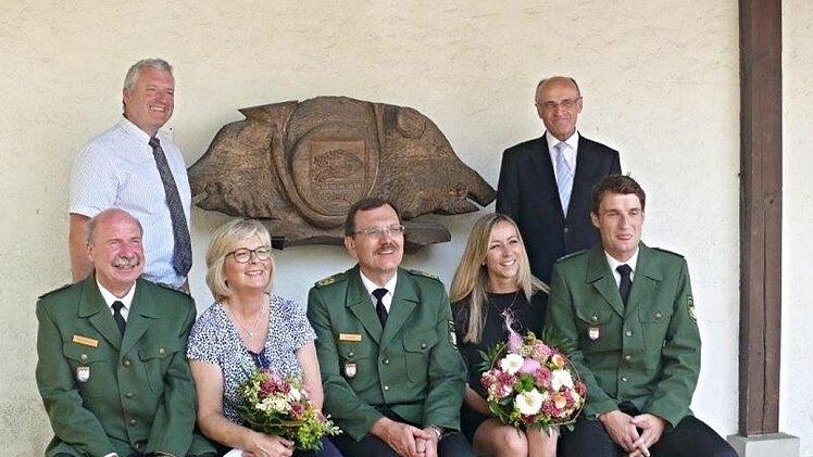 Gut gelaunt posieren sie vor dem Wappentier von Ebern (vorne von links): EPHK Jürgen Watzlawek, Ehefrau Anette, Polizeipräsident Gerhard Kallert, Theresa Hupp und POK Joachim Hupp.  Foto: Helmut Will