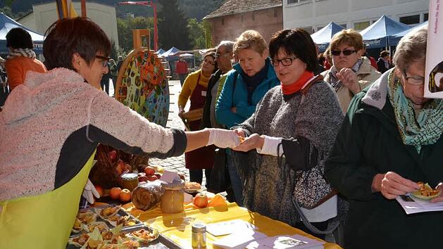 Die Schülerinnen der Hauswirtschaftsschule am Kulmbacher Amt für Landwirtschaft und Ernährung hatten sich für die Besucher eine besondere kulinarische Köstlichkeit ausgedacht: Sie verteilen frittierte Gemüsechips aus selbst angebautem Gemüse.Archiv/Uschi Prawitz