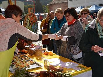 Die Sch&uuml;lerinnen der Hauswirtschaftsschule am Kulmbacher Amt f&uuml;r Landwirtschaft und Ern&auml;hrung hatten sich f&uuml;r die Besucher eine besondere kulinarische K&ouml;stlichkeit ausgedacht: Sie verteilen frittierte Gem&uuml;sechips aus selbst angebautem Gem&uuml;se.Archiv/Uschi Prawitz