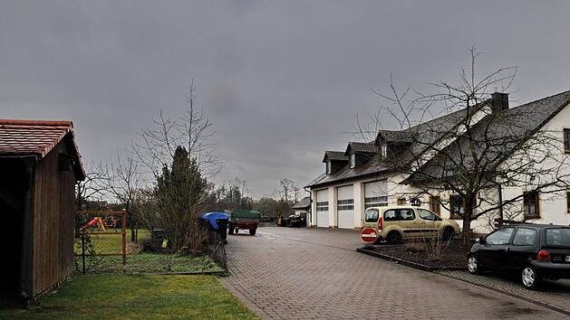 Der Bauhof (r.) und das angrenzende Gelände hinter dem Rathaus, das  nach  Vorschlag des Planungsbüros geeigneter wäre für den neuen Kindergarten als der Ortsrand. Foto: Karl Heinz Wirth