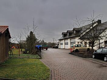Der Bauhof (r.) und das angrenzende Gel&auml;nde hinter dem Rathaus, das  nach  Vorschlag des Planungsb&uuml;ros geeigneter w&auml;re f&uuml;r den neuen Kindergarten als der Ortsrand. Foto: Karl Heinz Wirth