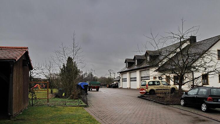 Der Bauhof (r.) und das angrenzende Gelände hinter dem Rathaus, das  nach  Vorschlag des Planungsbüros geeigneter wäre für den neuen Kindergarten als der Ortsrand. Foto: Karl Heinz Wirth