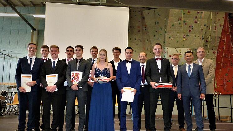 Die besten Abiturienten zeichnete stellvertretender Schulleiter Achim Motschenbacher (Zweiter von rechts) aus. Den besten Abschluss mit 1,0 machte Nicolas Landgraf (Vierter von rechts). Fotos: Werner Reißaus