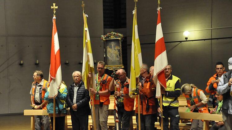 Das Wallfahrtsbild, Fahnen und deren Träger reihten sich um den Altar der Oerlenbacher Kirche auf. Foto: Peter Klopf