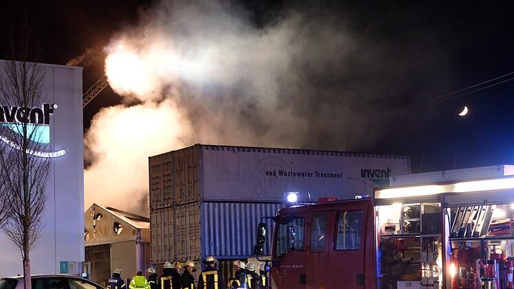 Am  Dienstagabend ist in einer Industriehalle einer Firma für Umwelt- und Verfahrenstechnik in Eltersdorf bei Erlangen ein Brand ausgebrochen. Anwohner sind aufgefordert, Fenster und Türen geschlossen zu halten. Foto: News5/Grundmann