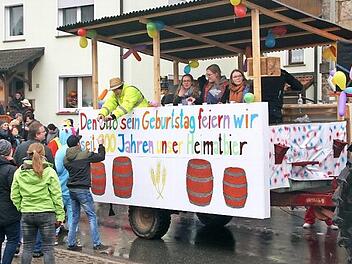 Ob's am feinen Heimatbier liegt, dass der Königsfelder Faschingsumzug immer größer wird? 20 Wagen und Gruppen waren diesmal dabei, zum letzten Mal angeführt von Noch-Bürgermeisterin Gisela Hofmann (unten links).  Fotos: Joseph Beck