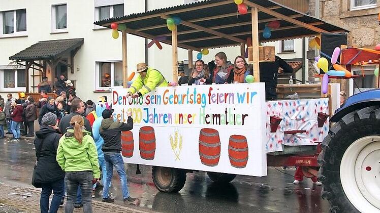 Ob's am feinen Heimatbier liegt, dass der Königsfelder Faschingsumzug immer größer wird? 20 Wagen und Gruppen waren diesmal dabei, zum letzten Mal angeführt von Noch-Bürgermeisterin Gisela Hofmann (unten links).  Fotos: Joseph Beck