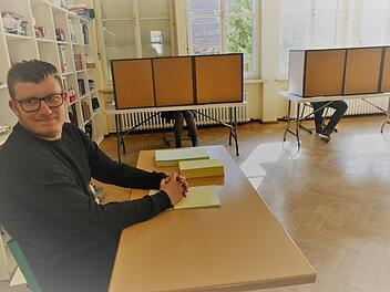 Wahlhelfer Jannik Deckelmann zeigt sich über den Zulauf in den Wahlraum überrascht.             Foto: Marion Krüger-Hundrup