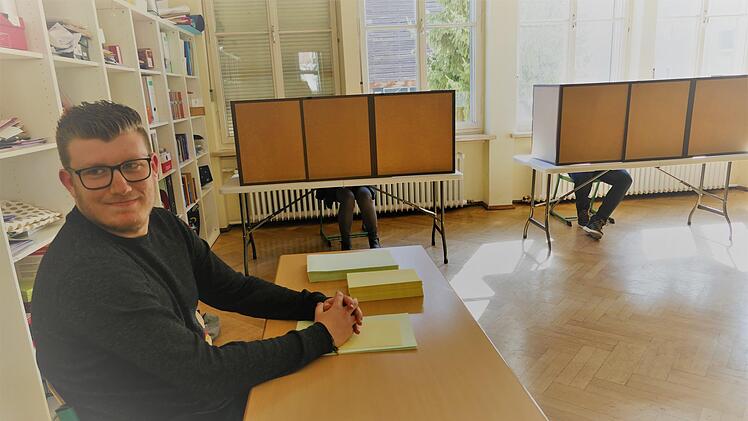 Wahlhelfer Jannik Deckelmann zeigt sich über den Zulauf in den Wahlraum überrascht.             Foto: Marion Krüger-Hundrup