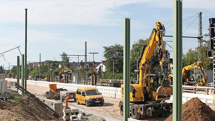 Im Bereich des Hallstadter Bahnhofs muss das Gleisbett auf der Ostseite noch geschottert werden.