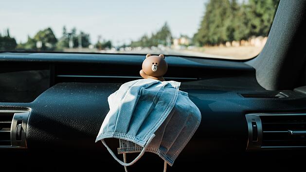 Symbolbild: Maske im Auto
