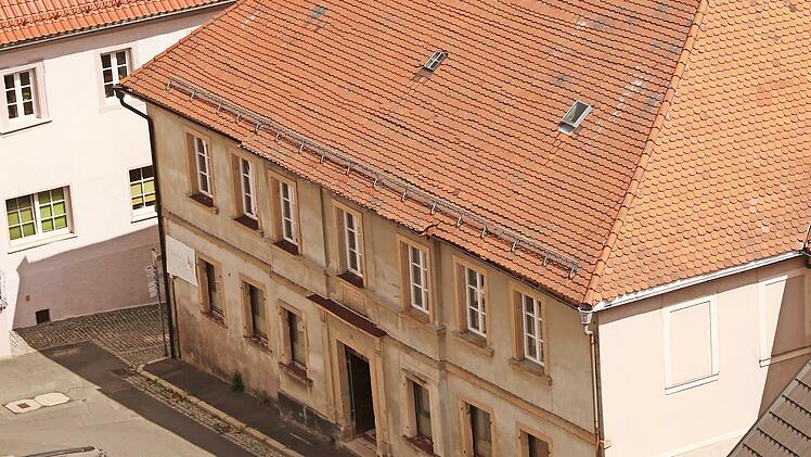 Das Alte Schulhaus im Umgriff des Stadtsteinacher Marktplatzes wurde vor 200 Jahren gebaut. Mit der Zeit soll es saniert werden und weiterhin als Bildungs- und Kulturstätte dienen. In einem ersten Schritt wird eine Heizung eingebaut.