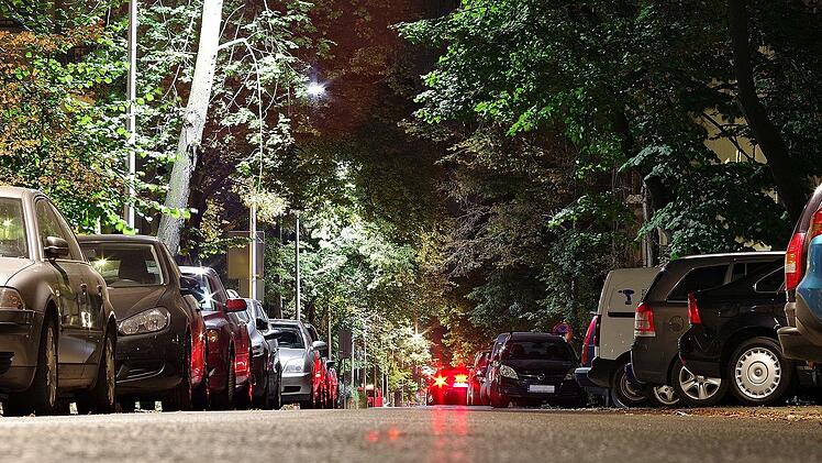 Zu einem kuriosen Vorfall kam es in München. Eine Autofahrerin parkte ordnungsgemäß auf einem öffentlichen Parkplatz. Trotzdem erhielt sie eine wütende Nachricht an ihrer Windschutzscheibe.