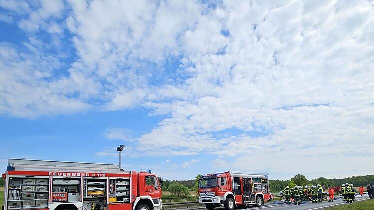 B470 Hemhofen/Adelsdorf: Lkw und Auto kollidieren - Fahrer eingeklemmt