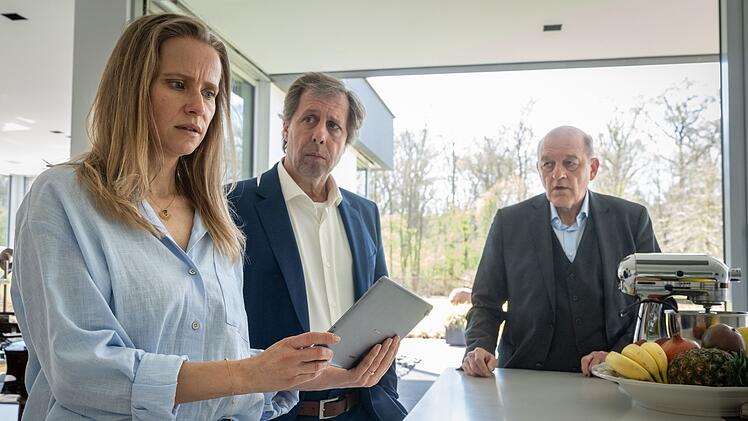 Katrin Kerkenhoff (Susanne Bormann) zeigt Wilsberg (Leonard Lansink, rechts) und Ekki (Oliver Korittke) eine Videobotschaft ihres verschwundenen Freundes. Aus Bali?