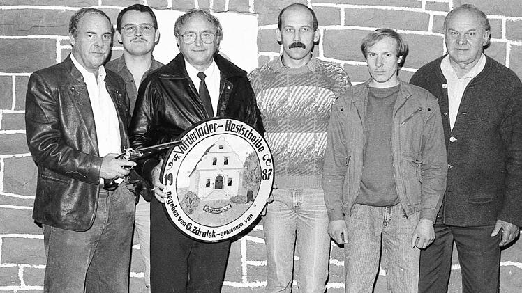 Unser Bild zeigt die Erstplatzierten beim Vorderladerschie&szlig;en der Hammelburger Sch&uuml;tzen: (von links): Detlef Eigen, Heinz Fr&ouml;tschner, G&uuml;nther Hoch, Klaus M&uuml;ller, Edgar Schaupp und Sch&uuml;tzenmeister Gerhard K&ouml;nemann. Foto: Archiv