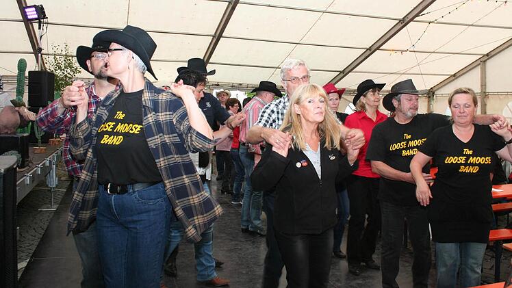 Die Fangemeinde tanzte unermüdlich zur handgemachten Musik der "Loose Moose Band".