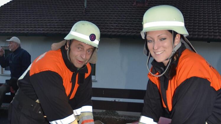 Hier arbeiten Vater und Tochter, Gerhard Popp und Katrin Bauer von der FFW Thonberg, Hand in Hand.