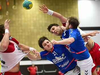 Vollstrecker-Qualitäten: Michal Panfil nahm (endlich) einmal sein Herz in beide Hände und avancierte mit acht Treffern zum besten HSC-Torschützen. Hier versuchen zwei Auerbacher vergebens, Panfil am Wurf zu hindern. Links Franziskus Gerr. Foto: Anand Anders