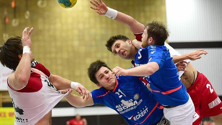 Vollstrecker-Qualitäten: Michal Panfil nahm (endlich) einmal sein Herz in beide Hände und avancierte mit acht Treffern zum besten HSC-Torschützen. Hier versuchen zwei Auerbacher vergebens, Panfil am Wurf zu hindern. Links Franziskus Gerr. Foto: Anand Anders