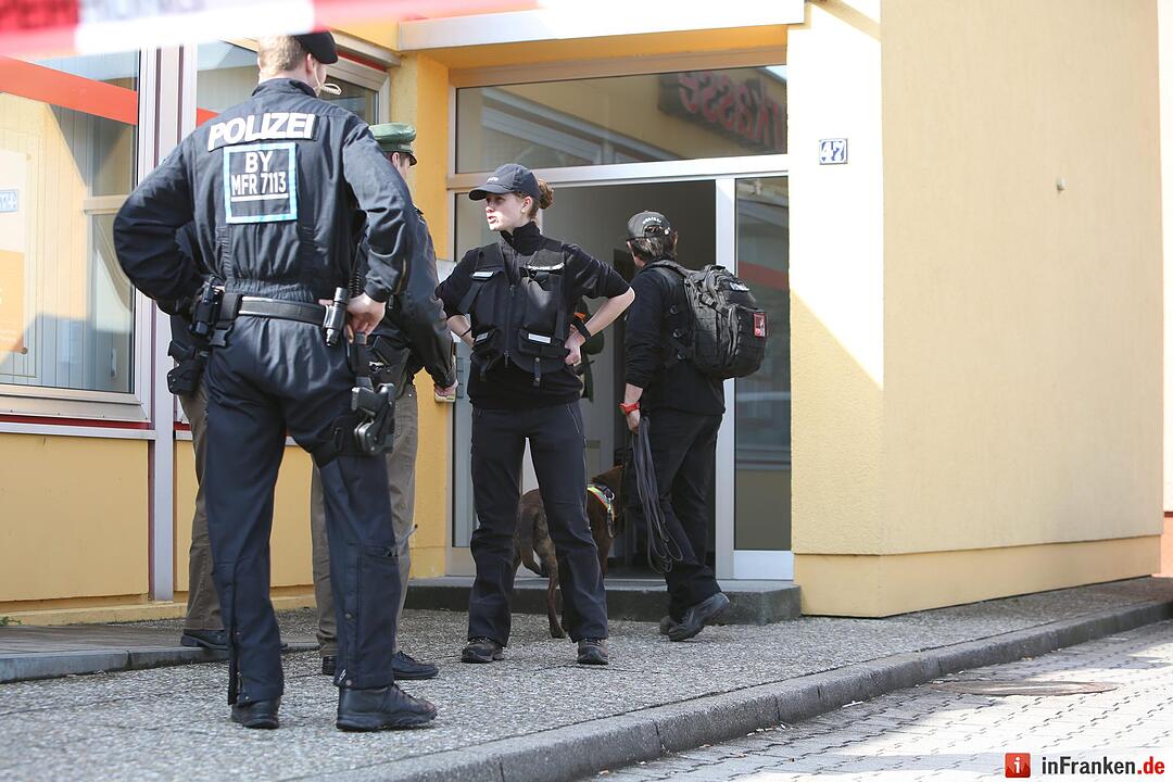 Bankfiliale in Kornburg ueberfallen - Taeter noch auf der Flucht