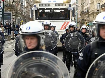 Für die Europameisterschaft 2016 in Frankreich schrauben die Verantwortlichen die Polizeipräsenz drastisch nach oben. Archivfoto: Patrik Stollarz/dpa