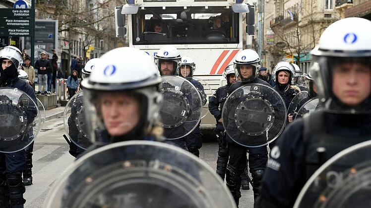Für die Europameisterschaft 2016 in Frankreich schrauben die Verantwortlichen die Polizeipräsenz drastisch nach oben. Archivfoto: Patrik Stollarz/dpa